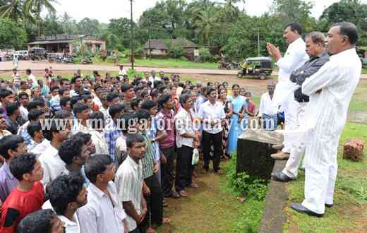 Brooms and slippers greet Congress delegation in Niddodi